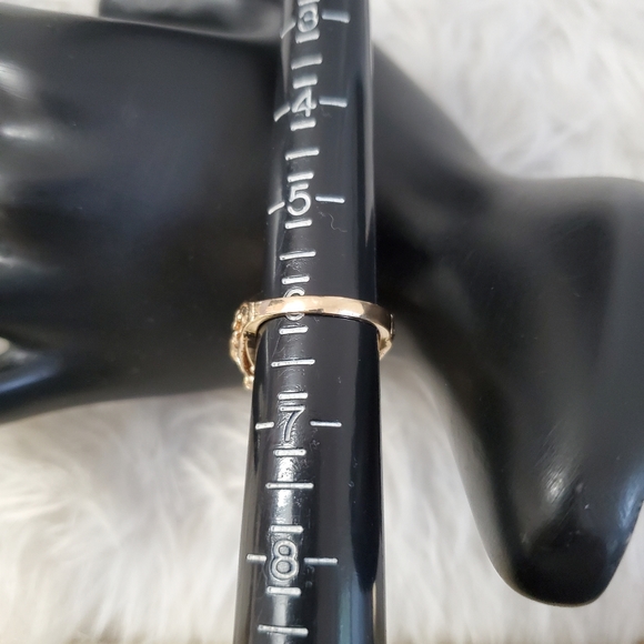 Watch Video / Heavy 14K Gold Garnet Ring: A Burst of Radiant Luxury - Picture 6 of 17